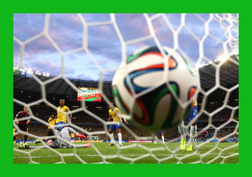 Klose firma il suo secondo gol, duranta la semifinale mondiale contro il Brasile. A Belo Horizonte finir 7-1 per i tedeschi...